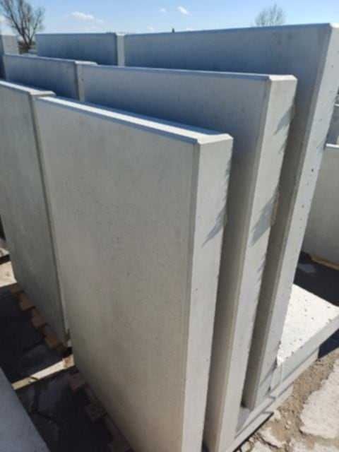 Betonowy mur oporowy