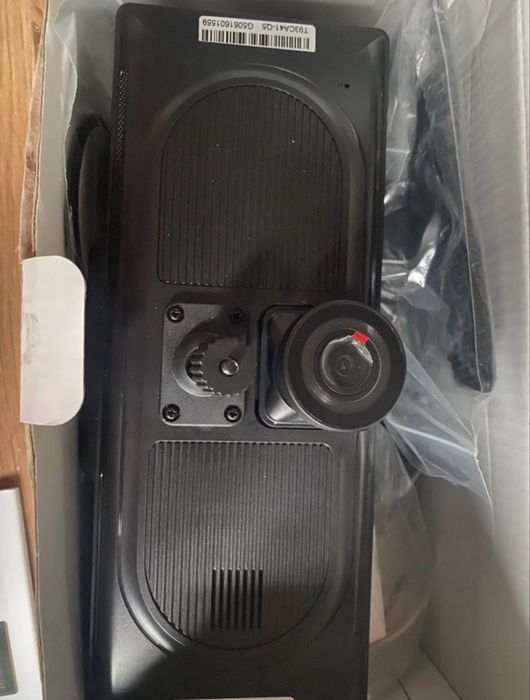 monitor samochodowy  umożliwiający korzystanie z systemów CarPlay i Android Auto.