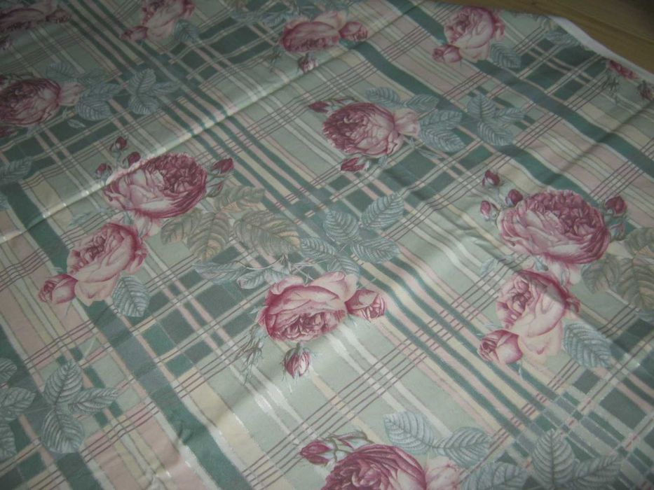 Materiał na obrus kwiaty srebrna nitka 136 / 236 cm