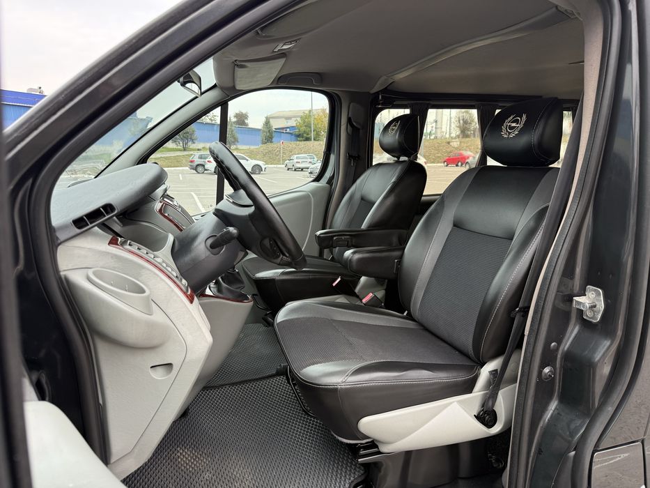 Бус Opel Vivaro 2009 Пасажир, Довга база (2.0 dCi) обмін, лізинг