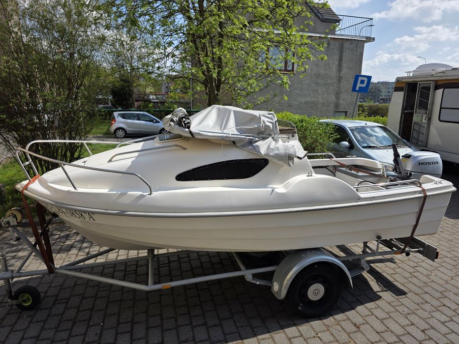 Łódź motorowa kabinowa