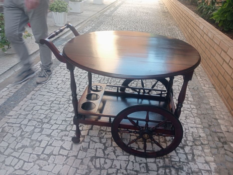 Carrinho de bebidas com mesa de fechar