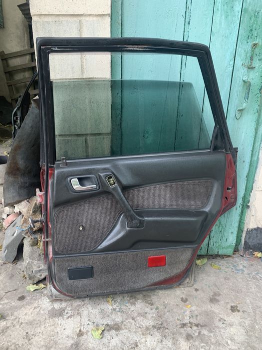 Задні праві двері на mitsubishi galant 6  ( митсубиси галант )