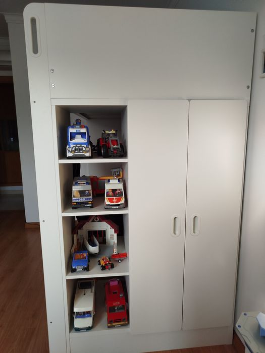 Mobília de quarto  completo cama/secretária/roupeiro e móvel arrumação