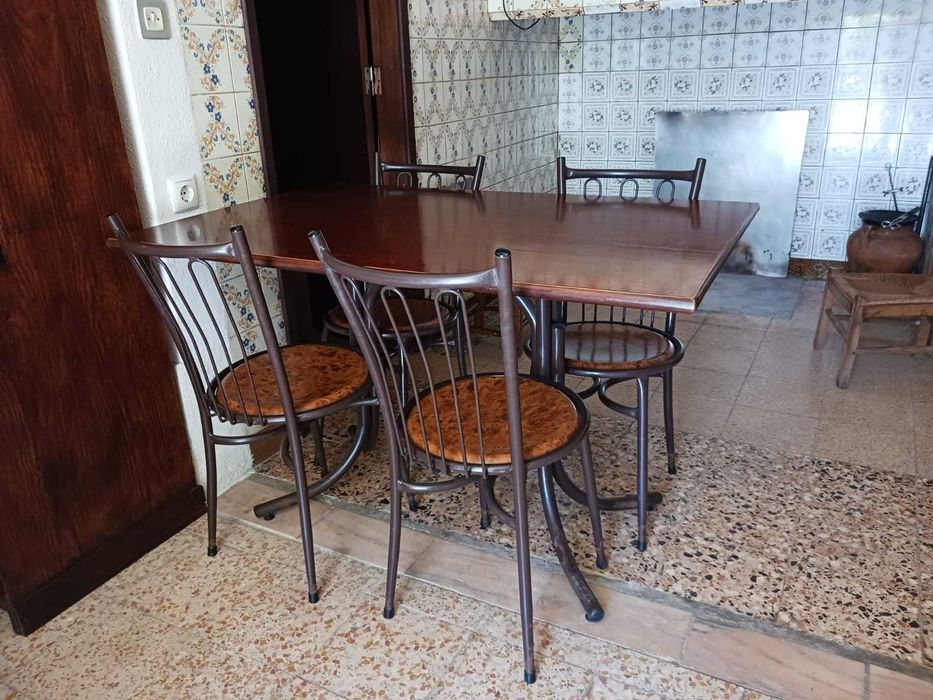 MESAS CADEIRAS E EXPOSITOR DOCES