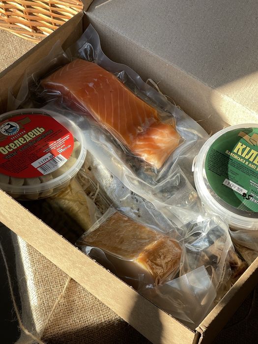 Подарунок новорічний рибний бокс, копчена риба, солена