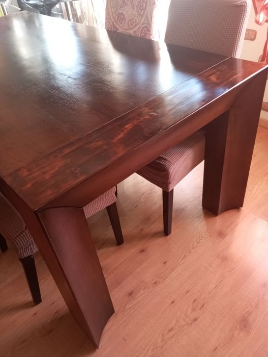 Mesa de sala com cadeiras