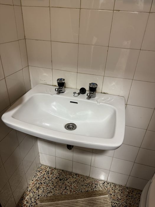 N02 - Conjunto Casa-de-Banho Sanita e lavatório