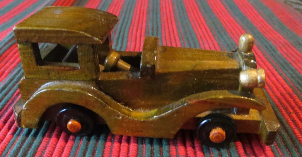 Carro Antigo, madeira envernizada, artesanal - Comprimento: 10 cm