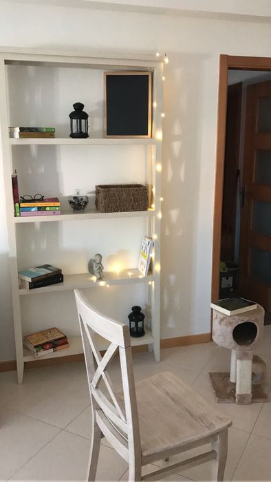 Estante em madeira branca – estilo rústico/decapé