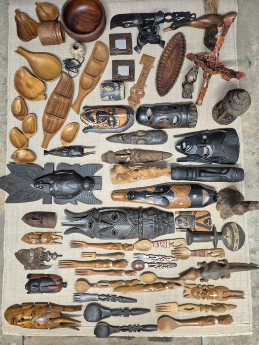 Maski afrykańskie, figurki, rzeźby wszystko z drewna.