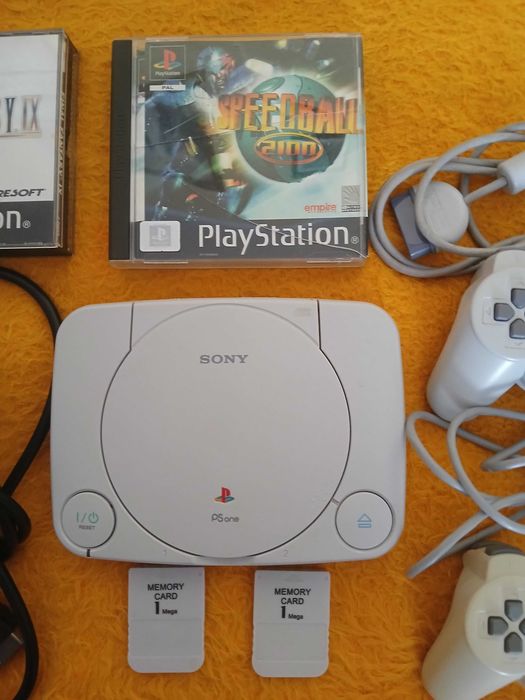 PsOne - Playstation - stan BDB + 2 gry