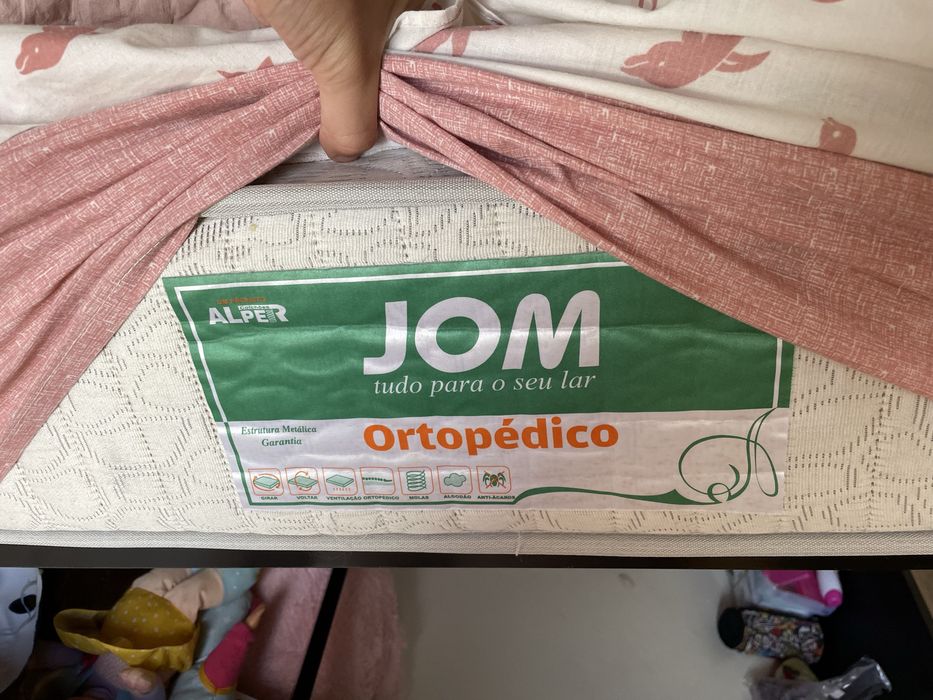 Quarto completo – cama de casal, cómoda, camiseiro, mesas de cabeceira e espelho