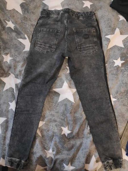 Spodnie czarne Jogger. Cropp. Rozm. W30, L32.