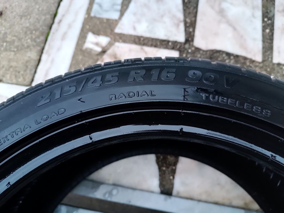 Pneu 215/45 R16 90V