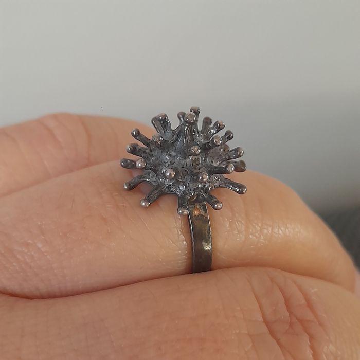 Stary srebrny pierścionek jeżyk