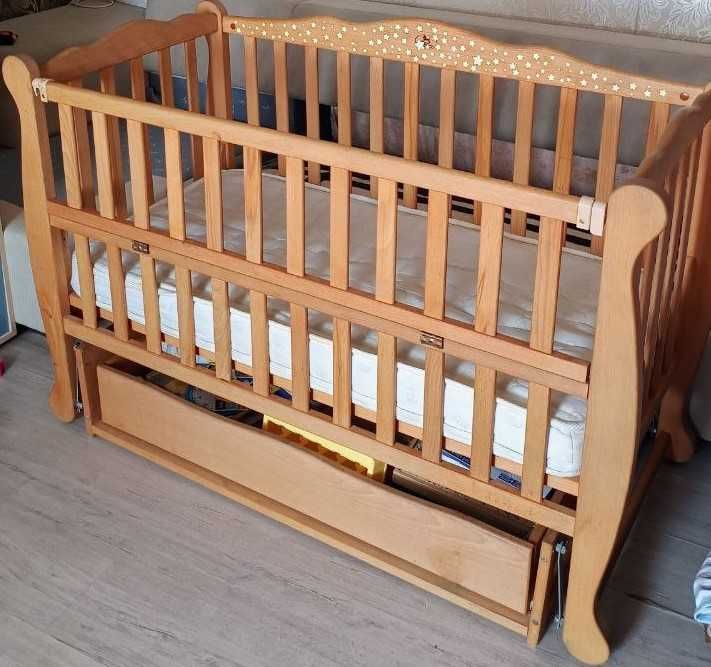 Детская кроватка с матрасом и маятником