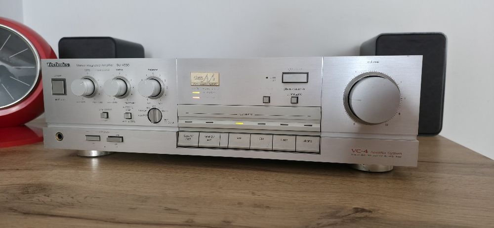Stebrny wzmacniacz to Technics SU-V550