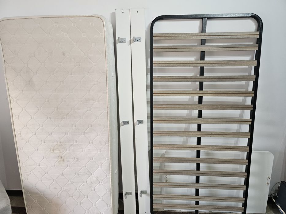 Cama e móvel de quarto