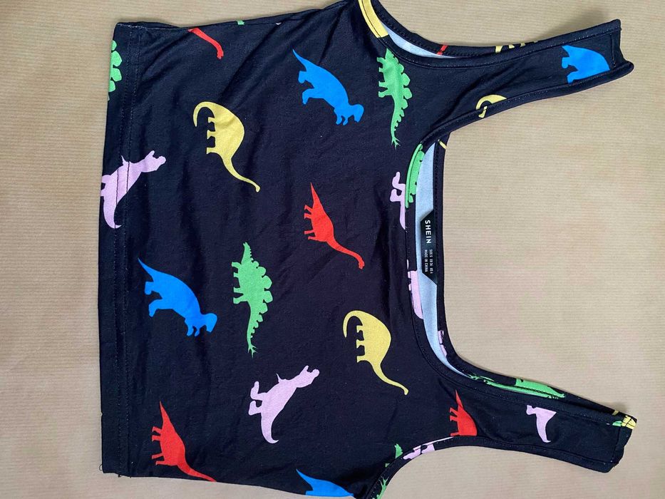 Czarny top w dinozaury