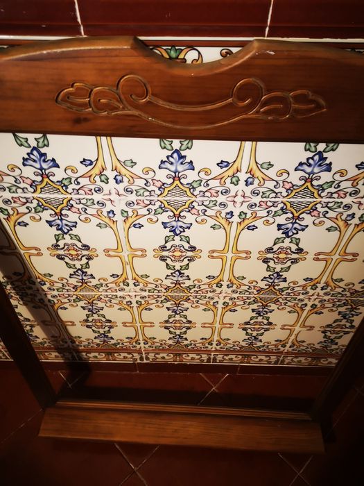 Moldura trabalhada em madeira maciça clara