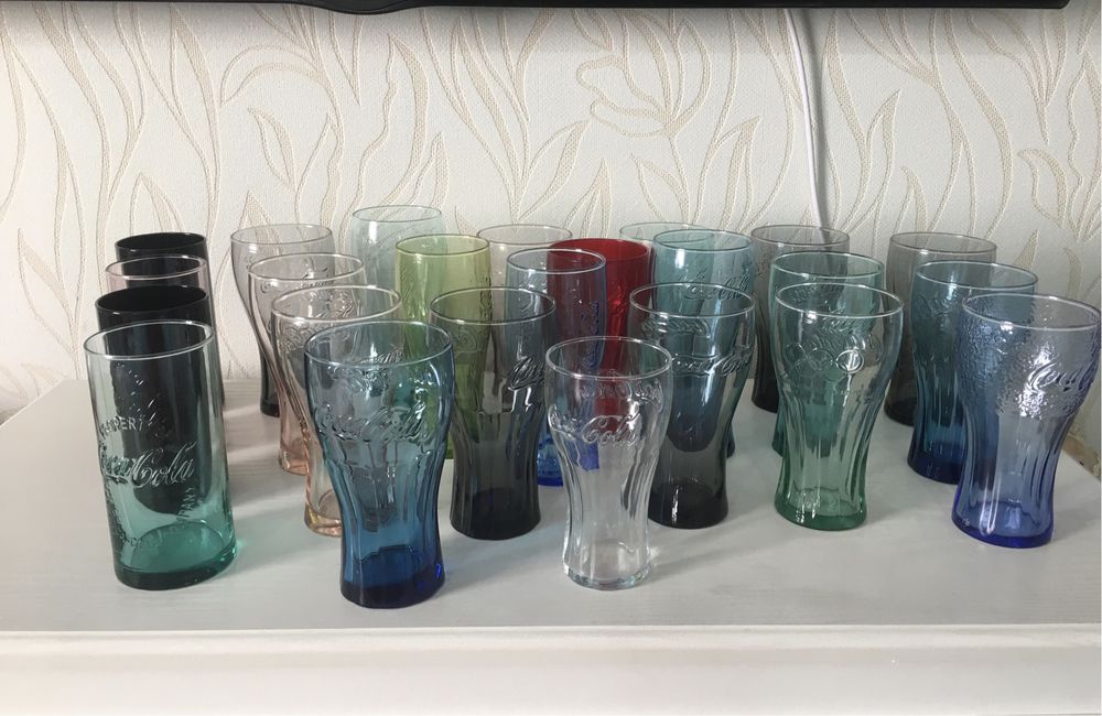 Кока Кола. Оригинал. Стаканы разного цвета.