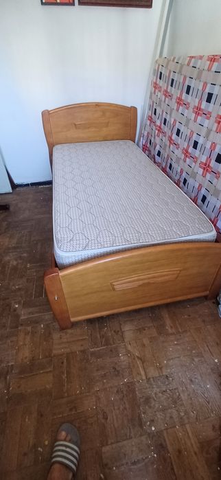 Vendo cama solteiro com colchao de molas com 95cm 200cm.