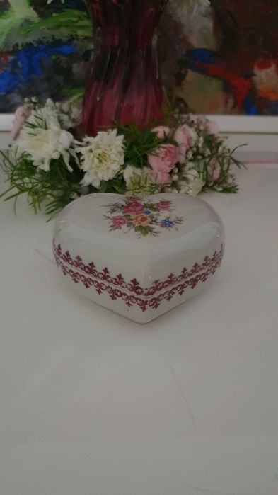 Шкатулка фарфоровая в форме сердца.