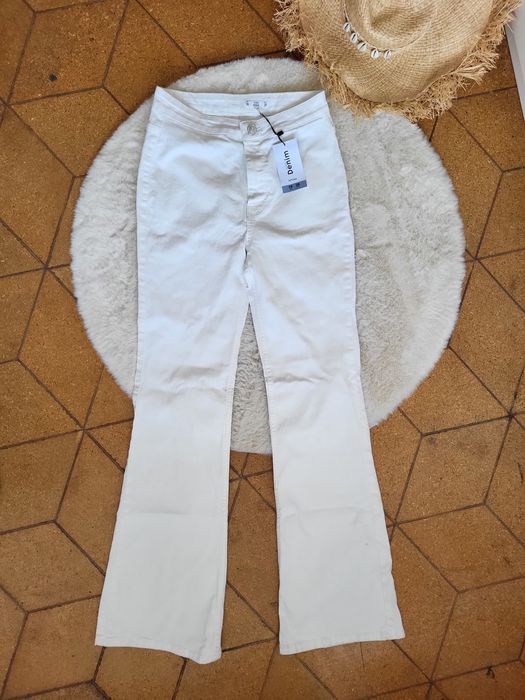 Białe jeansy damskie dżinsy spodnie dzwony 38 Lefties