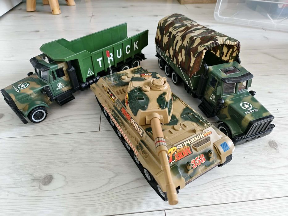 Zestaw samochodów wojskowych