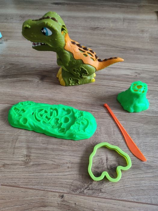 4 zestawy Play doh:straż pożarna,dinozaur,miasto,maszynka