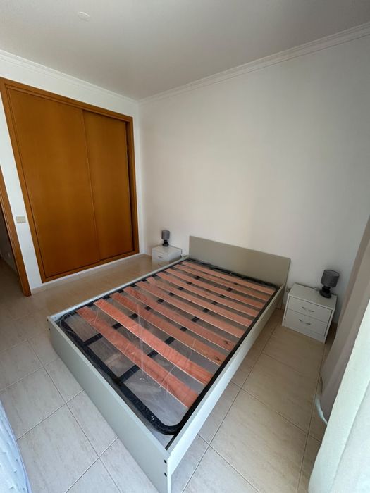 Conjunto de Quarto: Cama de Casal com Estrado + 2 Mesas de Cabeceira + 2 Candeeiros
