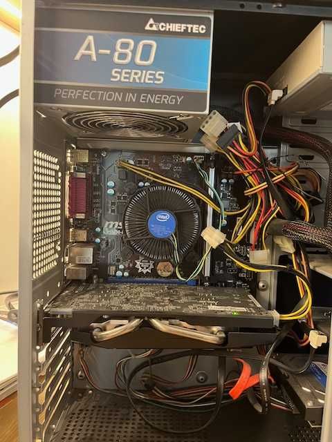 Komputer PC - AMD Radeon HD 7700 + monitor