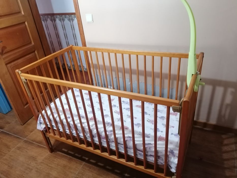 Cama de bebe , madeira e com grades