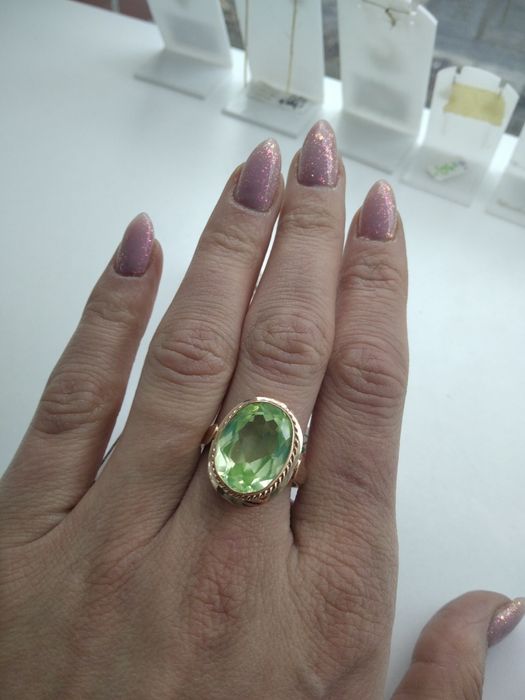 Złoty pierścionek z jasno zielonym kamieniem złoto 583 rozmiar 23 833