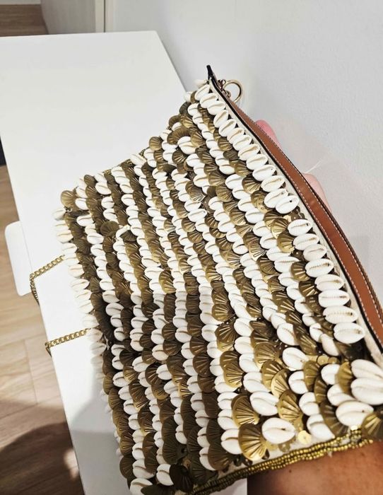 Bolsa Zara com conchas e buzios incrustados