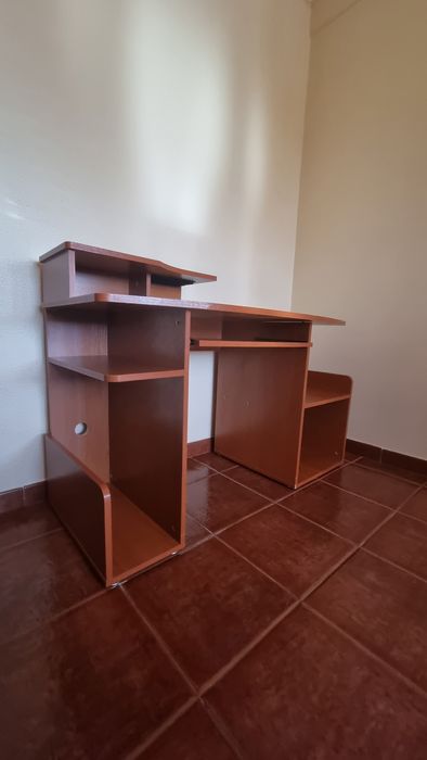 Secretaria em bom estado praticamente NOVA