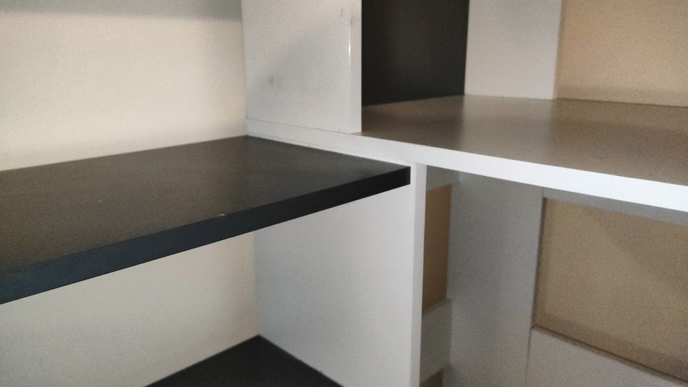 Biurko narożne z regałem