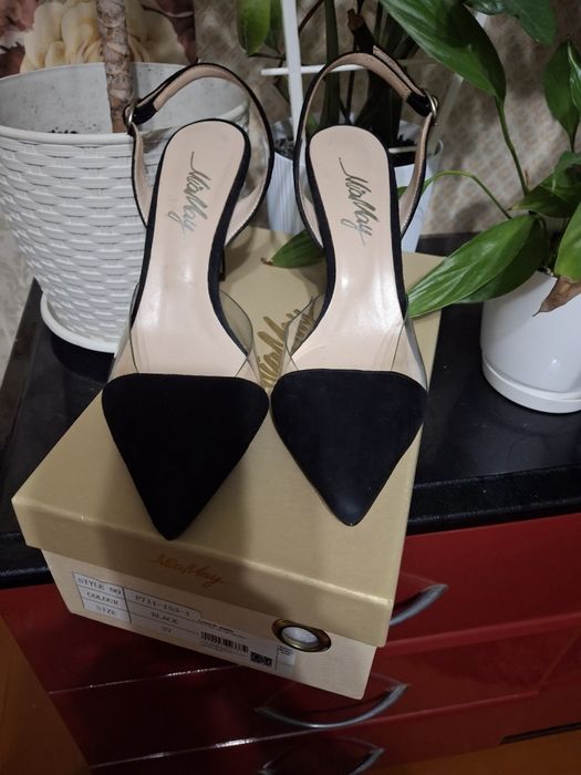 Продам туфлі з відкритою п'яткою 37 розмір