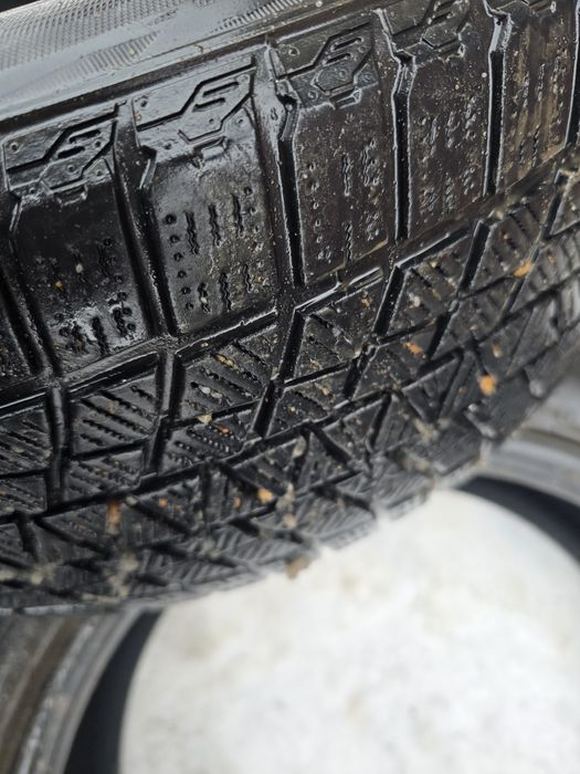 Продам зимову гуму 215 50 R17