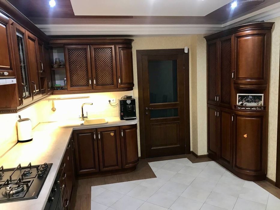 Продаж укомплектованого будинку з гаражем в районі Агропереробки!