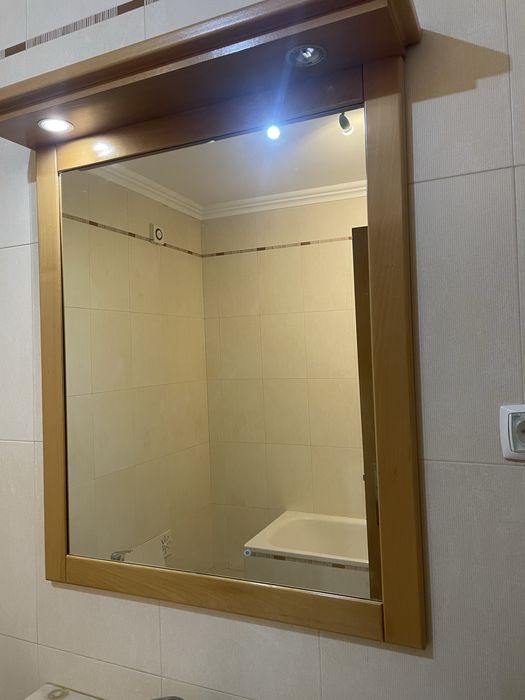 Movel de casa de banho c/ espelho e torneira