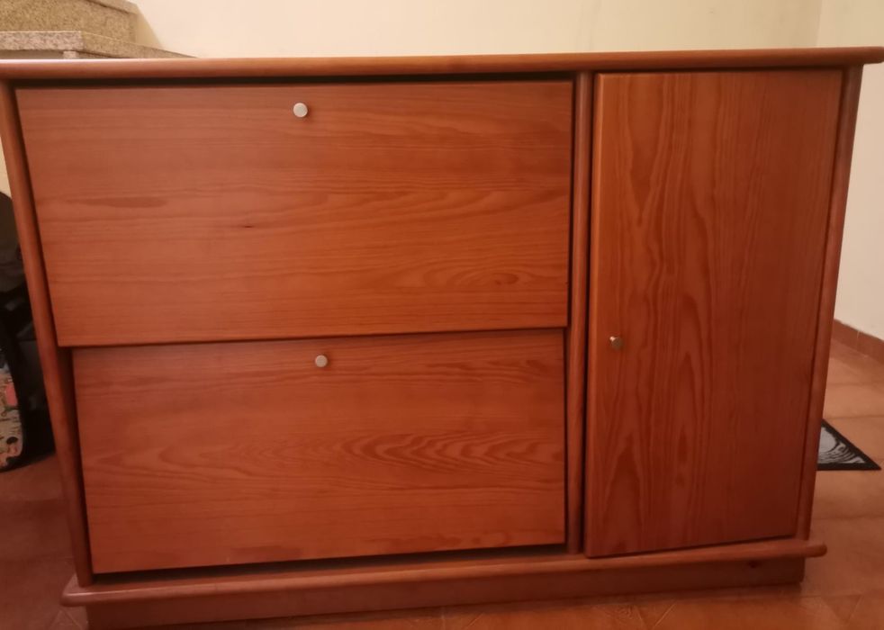 Sapateira em bom estado.