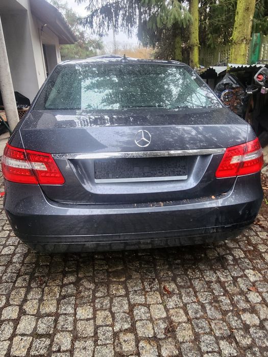 Kompletny tył Mercedes E212 sedan przed liftem wszystko w kolor 755