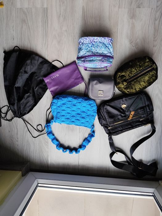 Zestaw kosmetyczek w różnych kształtach