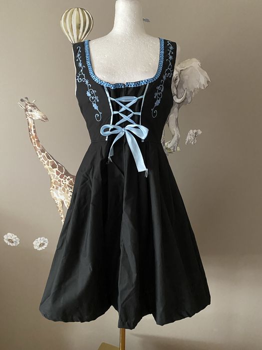 Czarna sukienka folk bawarska dirndl gorsetowe wiązanie