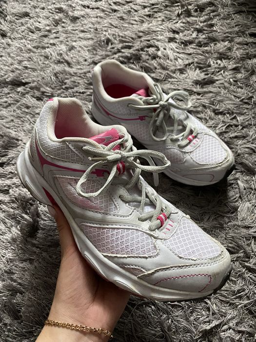 У сітку білі.