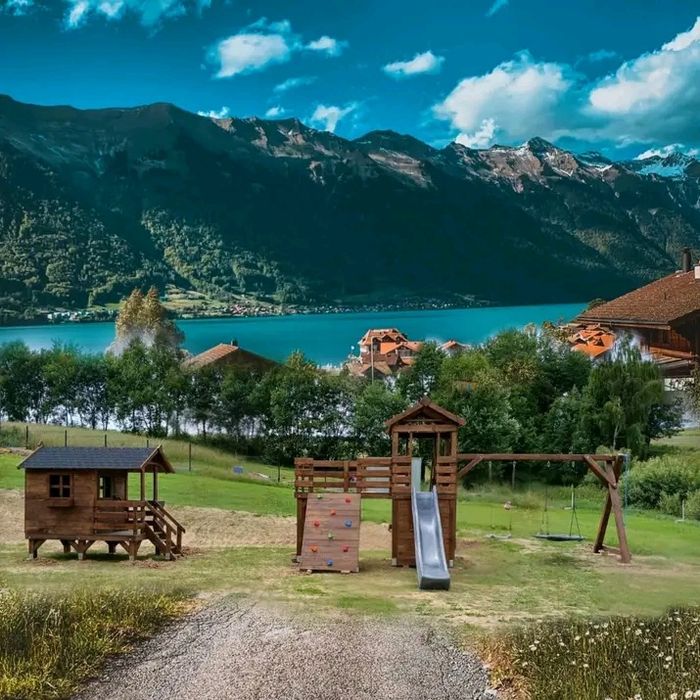 Plac zabaw dla dzieci, domek dla dzieci