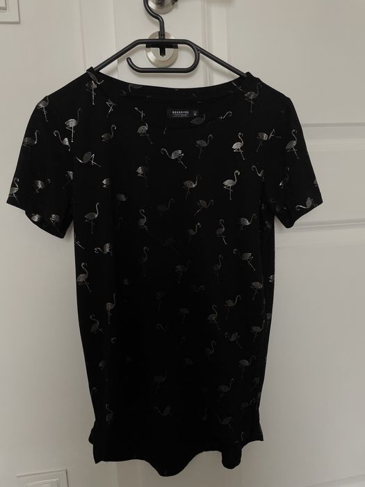 Czarny t-shirt w złote flamingi