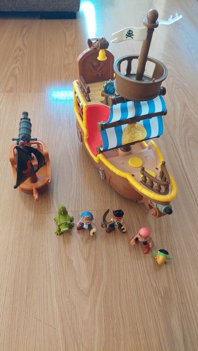 Conjunto JAKE E OS PIRATAS DA TERRA DO NUNCA 2 Barcos + 5 figuras